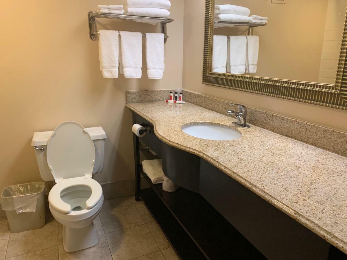 Ramada by Wyndham Gainesville Bagian luar foto